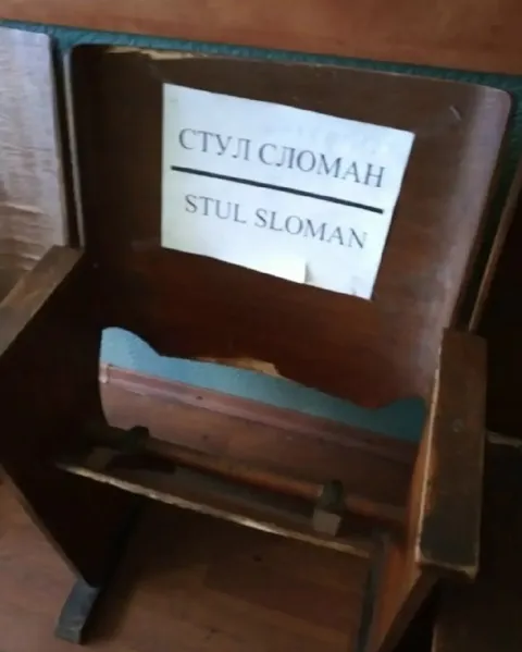 Стул сломан, но всё понятно