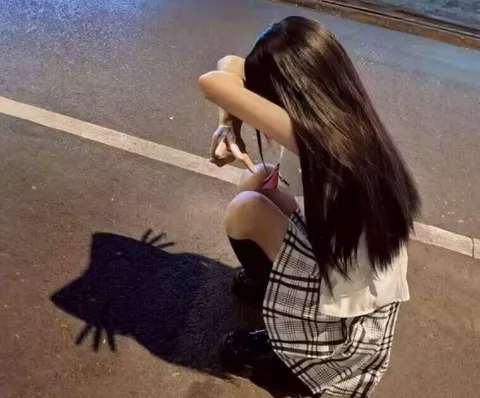 Девушка с тенью кота