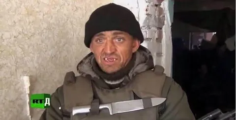 Солдат с ножом в разгрузке