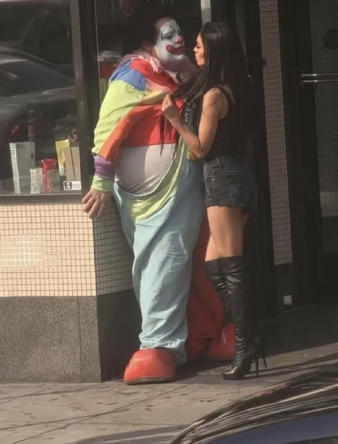 Клоун и девушка на улице