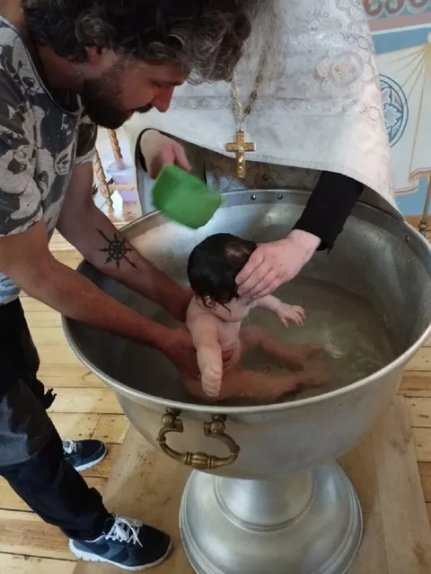 Крещение в огромной купели
