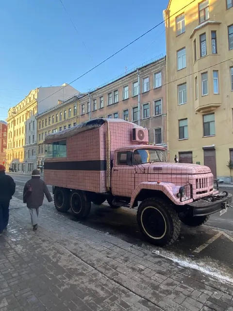 Розовый грузовик на улице