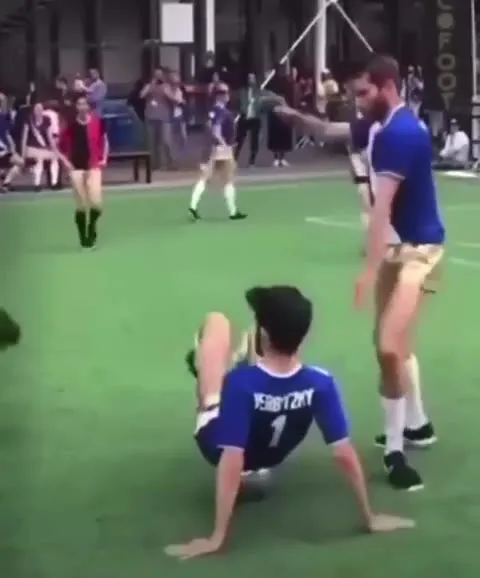 Футбольный танец с падениями