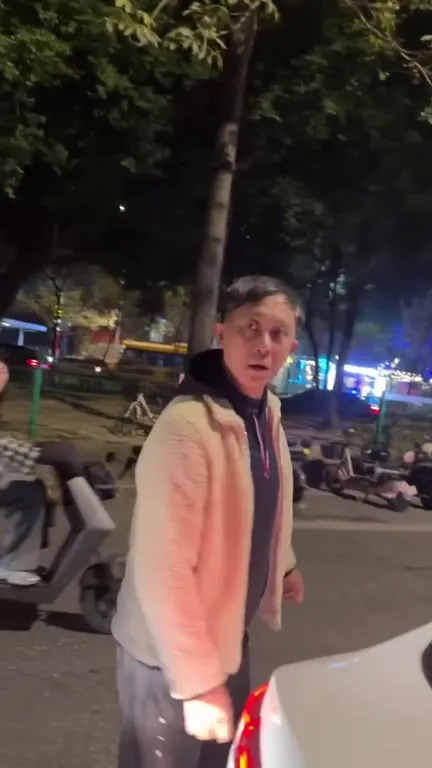 Неловкий разговор у машины