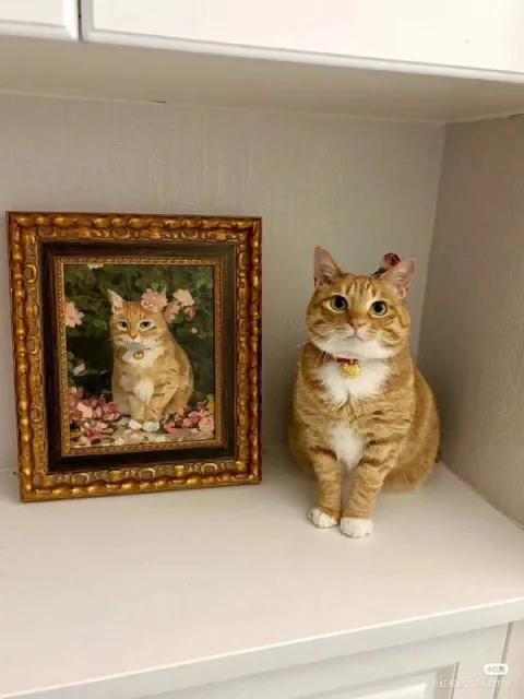 Кот рядом со своим портретом