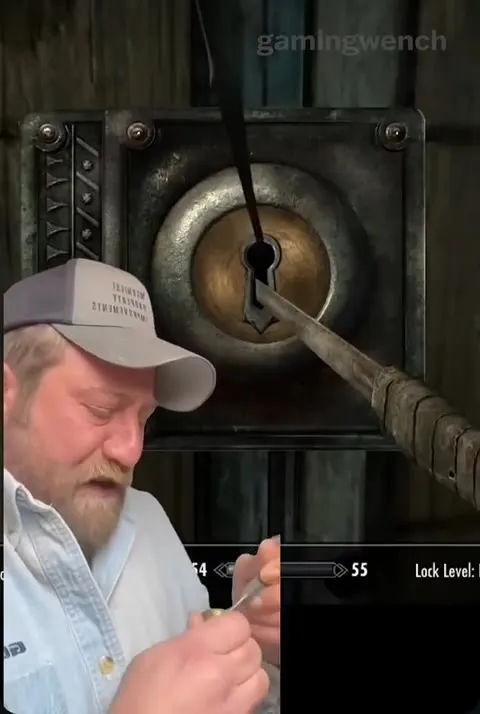 Мужчина взламывает замок в Skyrim