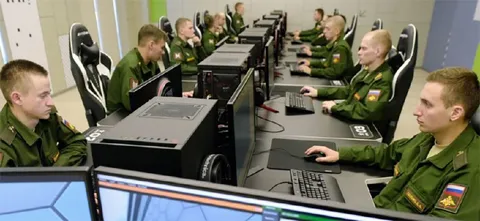Солдаты за компьютерами