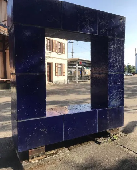 Гигантская синяя зажигалка