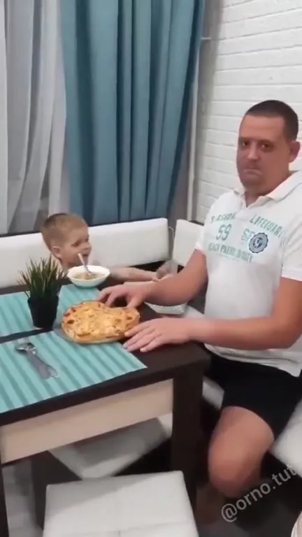 Сначала отказывается, потом уплетает