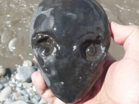 Камень с глазами