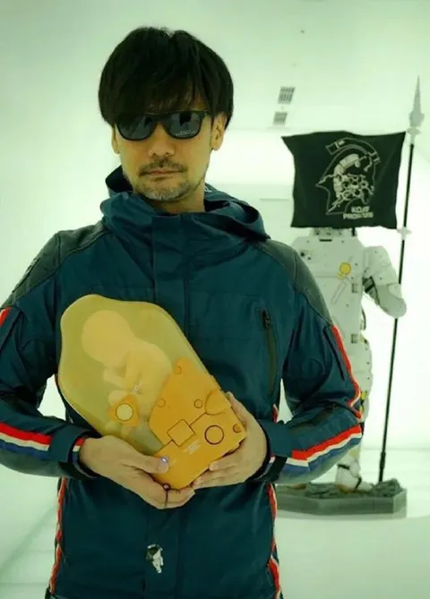 Кодзима с младенцем из Death Stranding