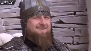 Средневековый воин улыбается
