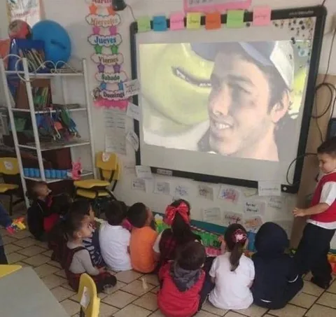 Niños viendo al hombre feliz