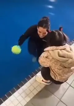 Случайное падение в бассейн