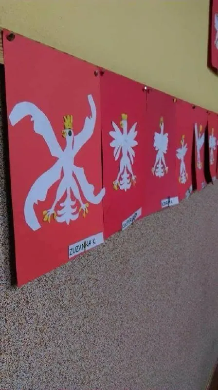 Przedszkolne rysunki na czerwonych planszach