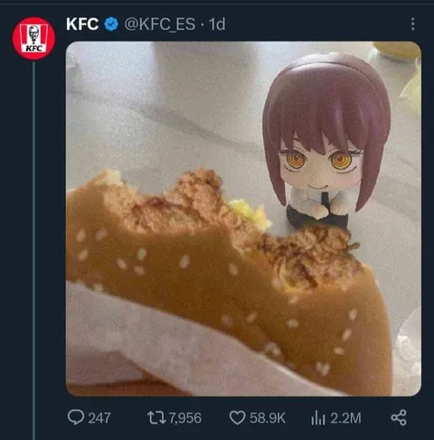 Макима смотрит на курицу KFC