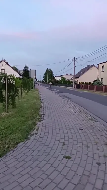 Велосипедист у церкви на закате