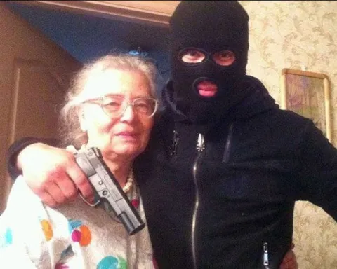 Бабушка и грабитель с пистолетом