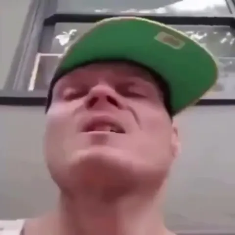 Мужчина и испуганный красный шарик