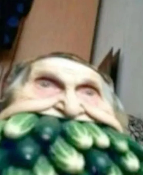 Лицо среди зелени