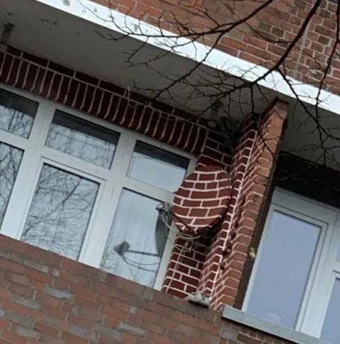 Странный выступ на кирпичном доме