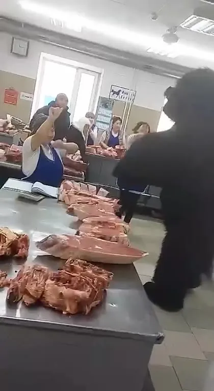 Горилла танцует в мясном магазине