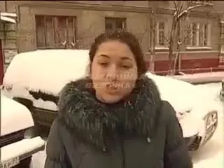 Женщина уходит по снегу