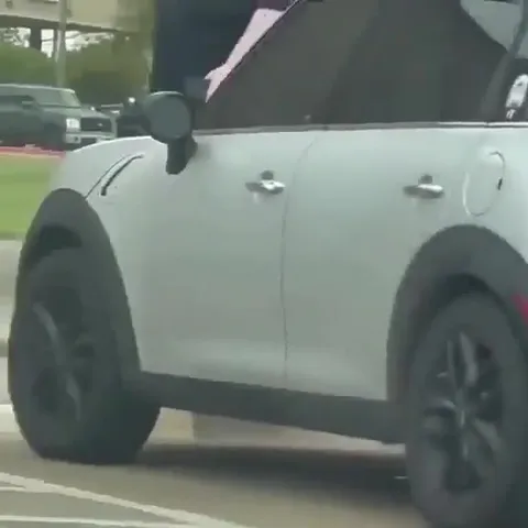 Странная белая Mini Cooper