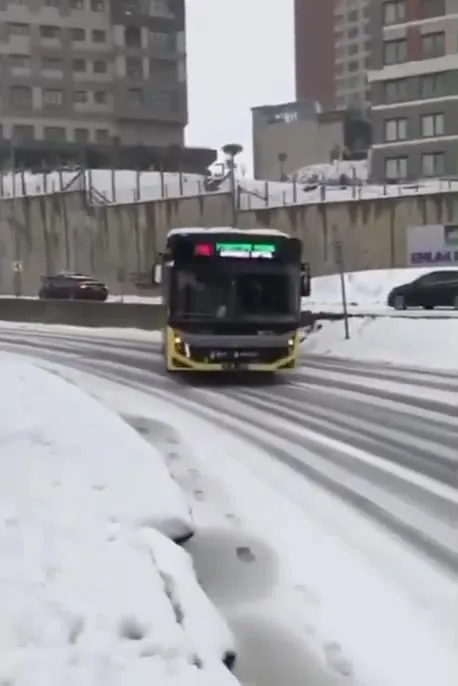 Автобус дрифтит по снегу