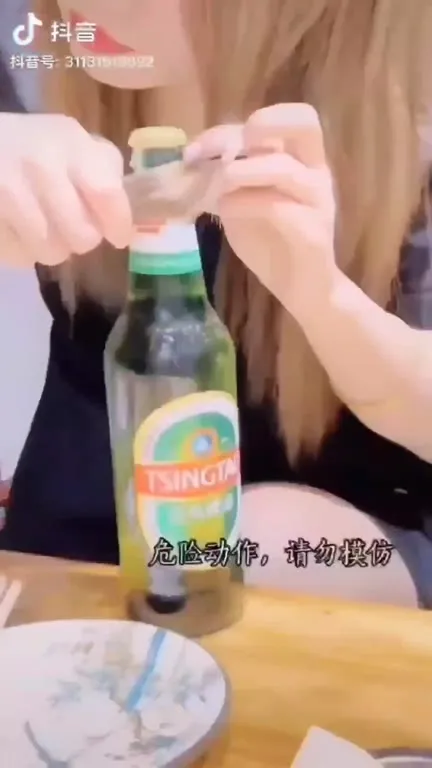 用头发给啤酒开瓶盖