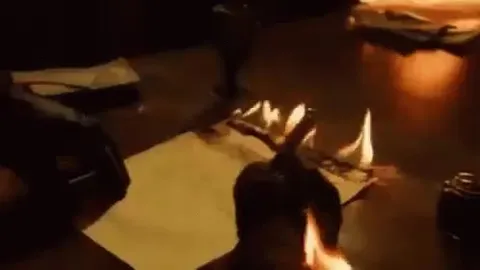 Поджигают бумаги на столе