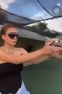 Девушка стреляет в тире
