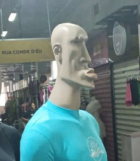Manequim com cara de surpresa