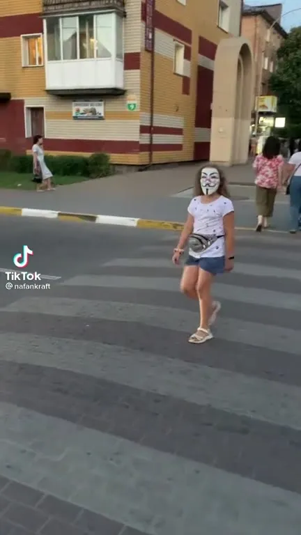Девушки в масках переходят дорогу