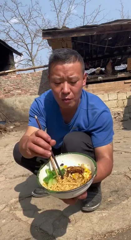 吃鸡蛋面却被鸡抢走