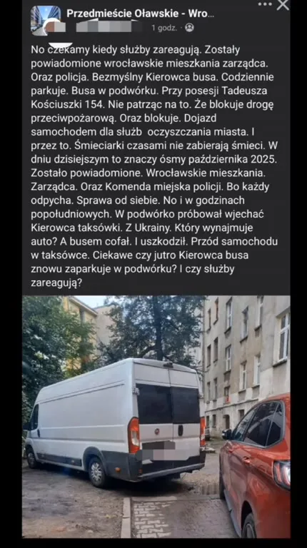Bus blokuje drogę w podwórku