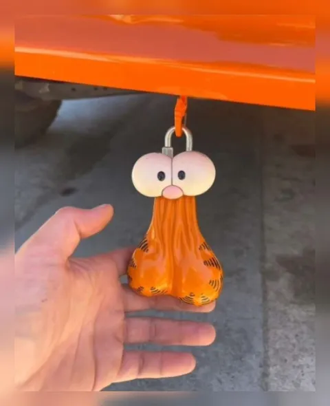 Оранжевая игрушка под машиной