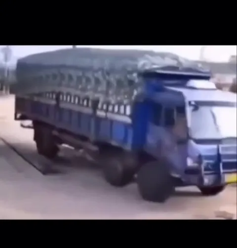 Грузовик эффектно перевернулся