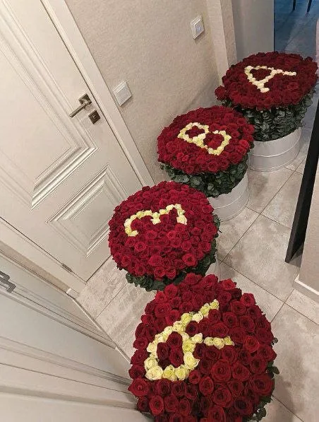 Букет роз со словом SOCK