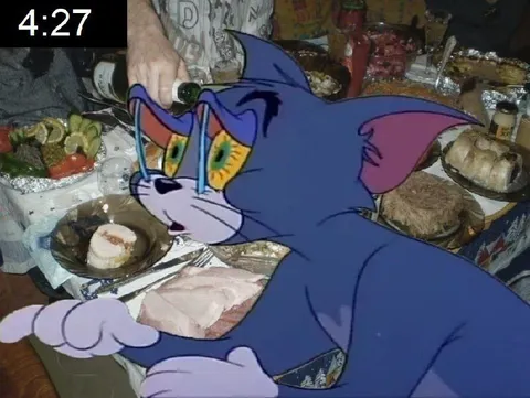 Том на праздничном застолье