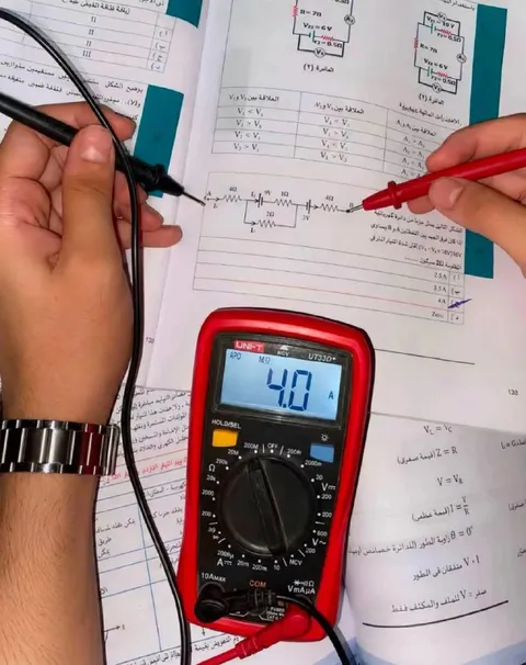 التيار يساوي 4.0 أمبير