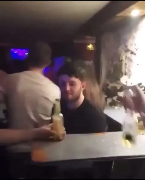 Парень за столом в клубе