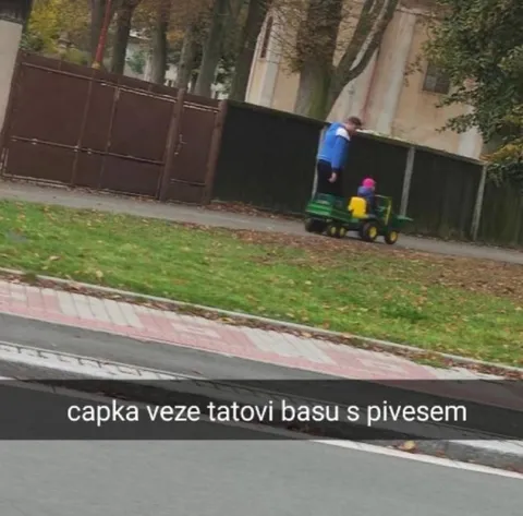 Otac vodi dete traktorom