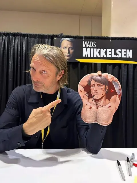 Mads Mikkelsen показывает рисунок