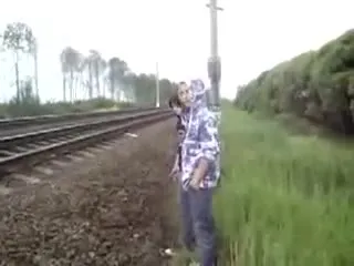Мужчина лежит под поездом