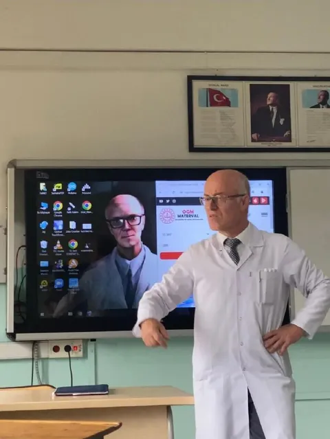 Преподаватель и его экранный двойник