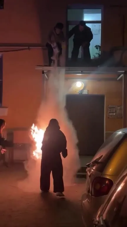 Фейерверк у подъезда