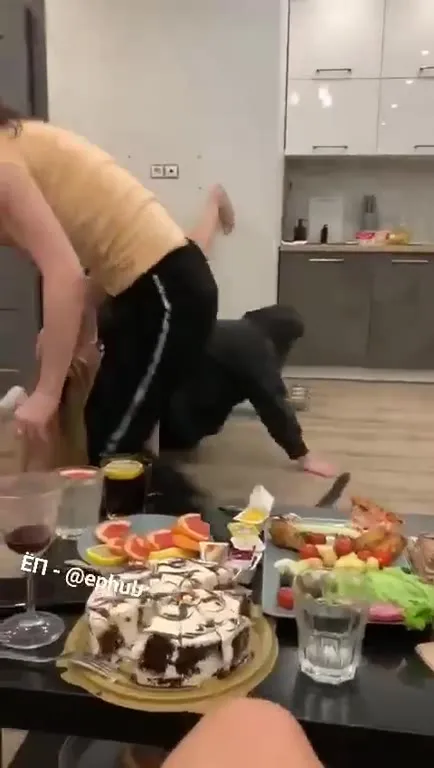Кот устроил танцы за столом