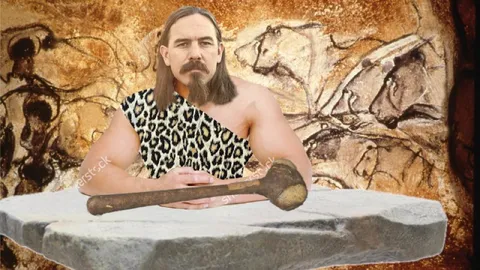 Доисторический ведущий с молотом