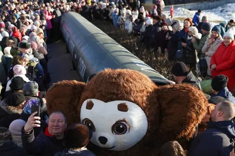 Чебурашка среди толпы